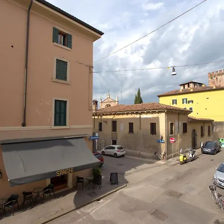 Guesthost - Comfy Studio-flat Near Center Verona