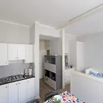 Guesthost - Comfy Studio-flat Near Center *