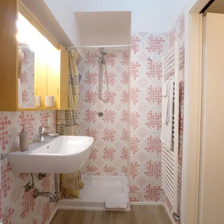 Guesthost - Comfy Studio-flat Near Center Apartman *