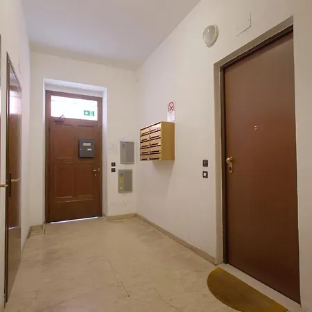Guesthost - Comfy Studio-flat Near Center Βερόνα